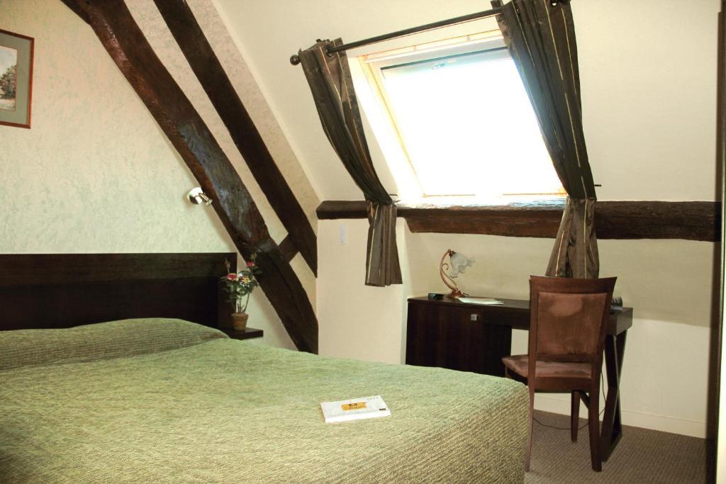 Logis Des Trois Maures Hotel Couches Kamer foto