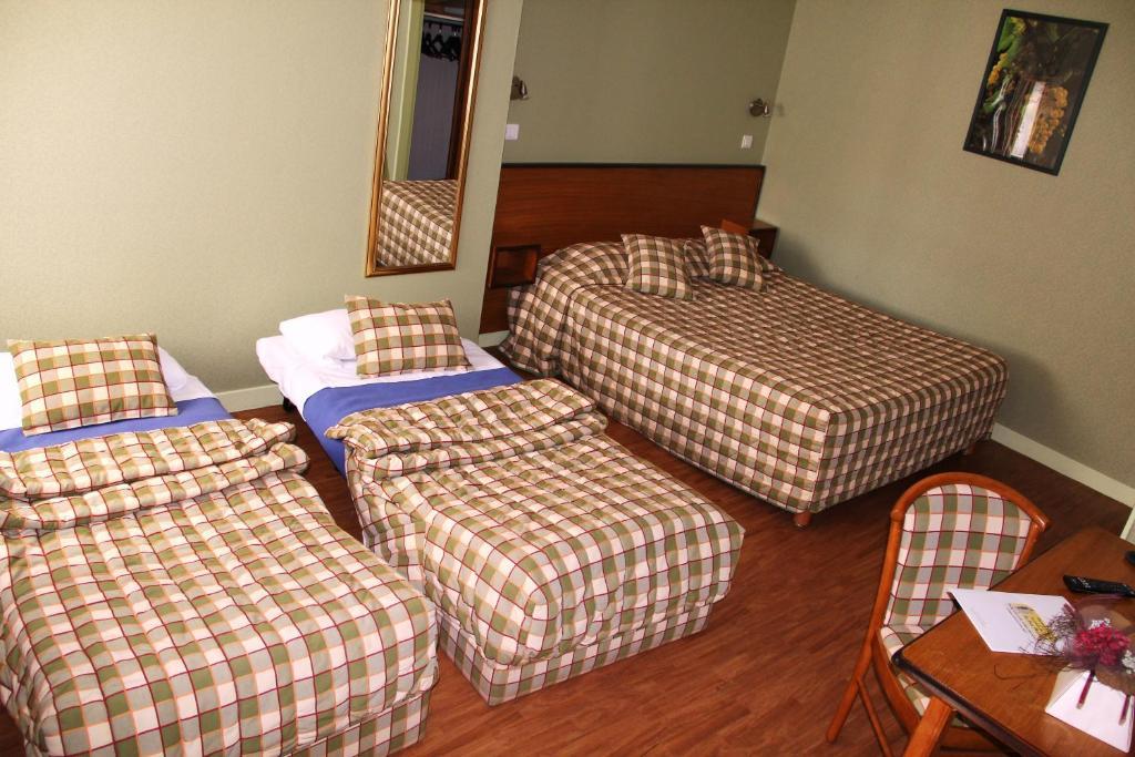 Logis Des Trois Maures Hotel Couches Kamer foto